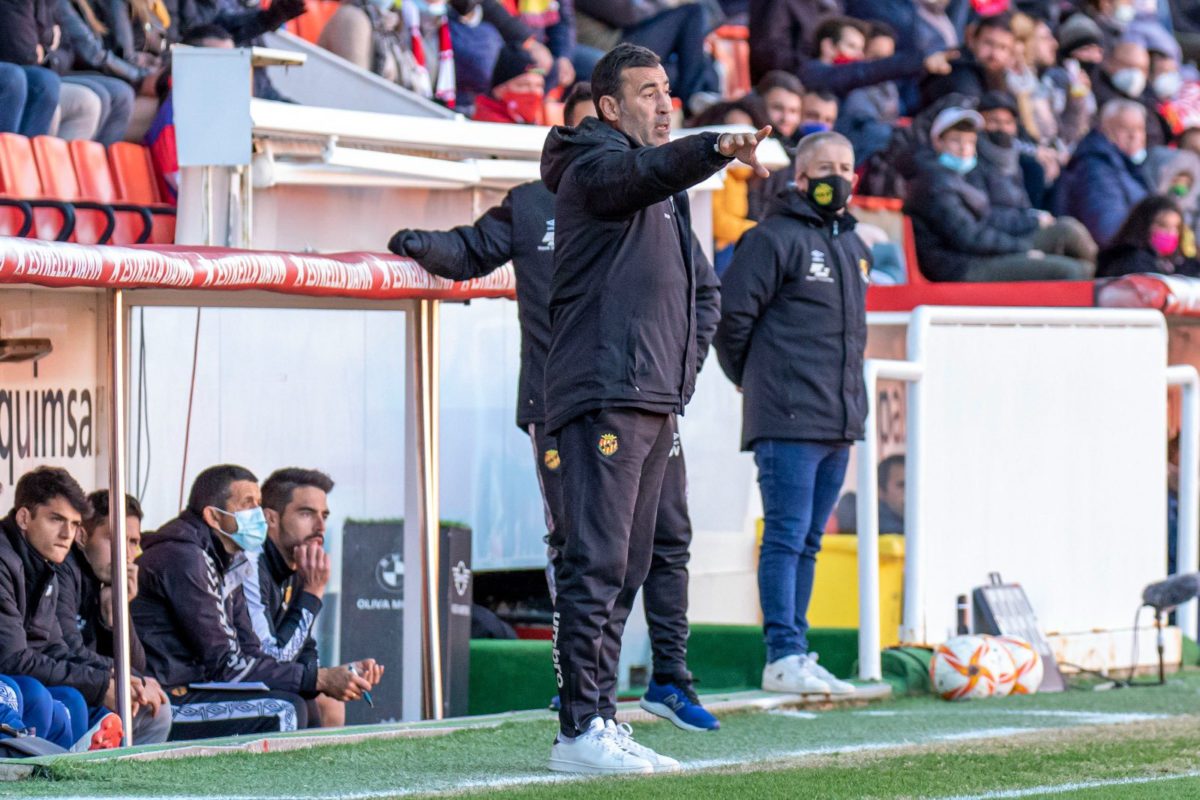 Raul Agné a la banqueta del Nou Estadi 21/22