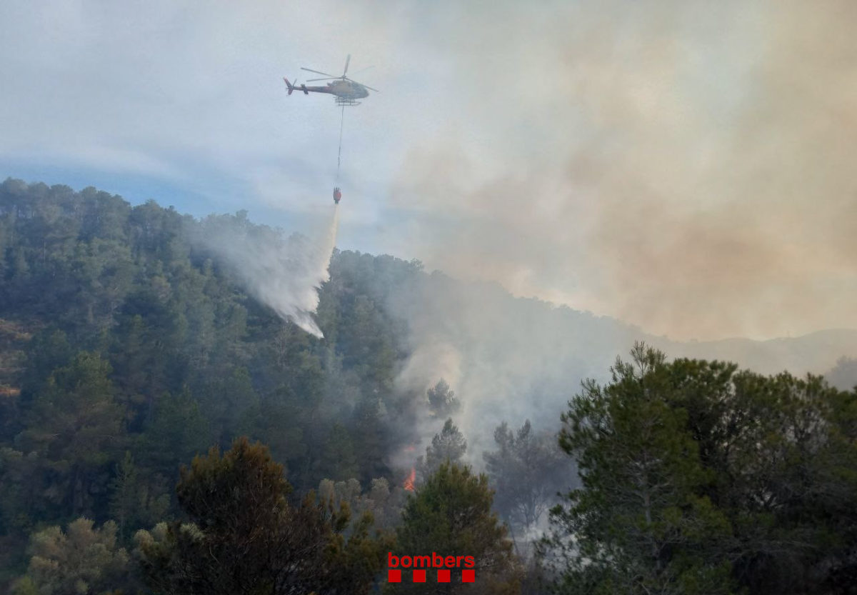 helicopter apagant incendi forestal