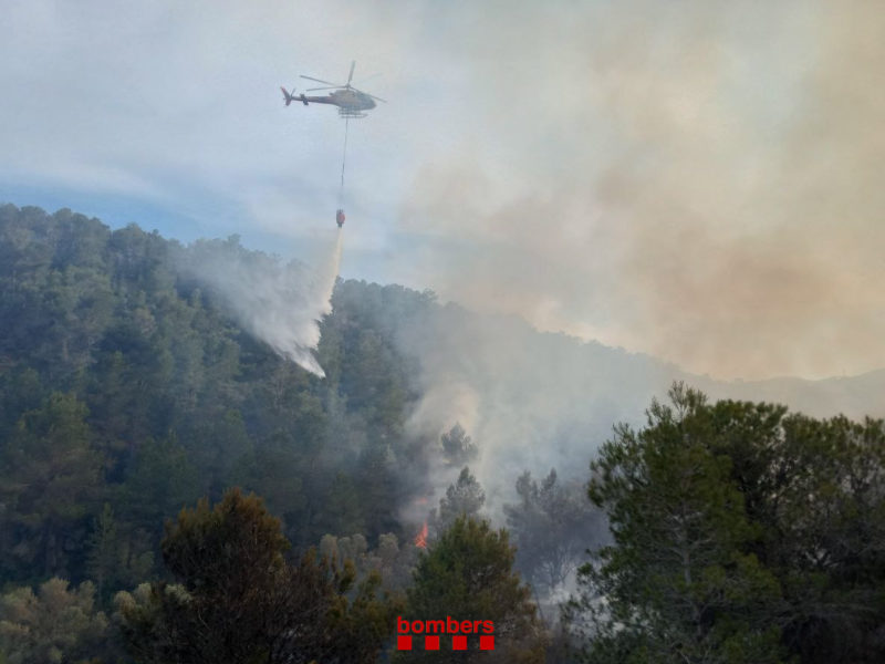 helicopter apagant incendi forestal