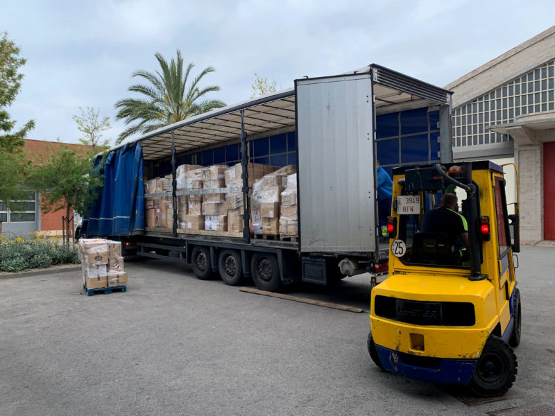 camió descarrega mercaderia