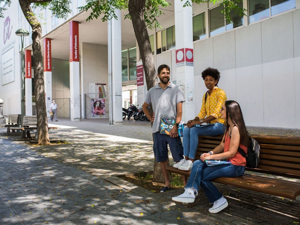 Estudiants contents a la porta URV Campus Catalunya