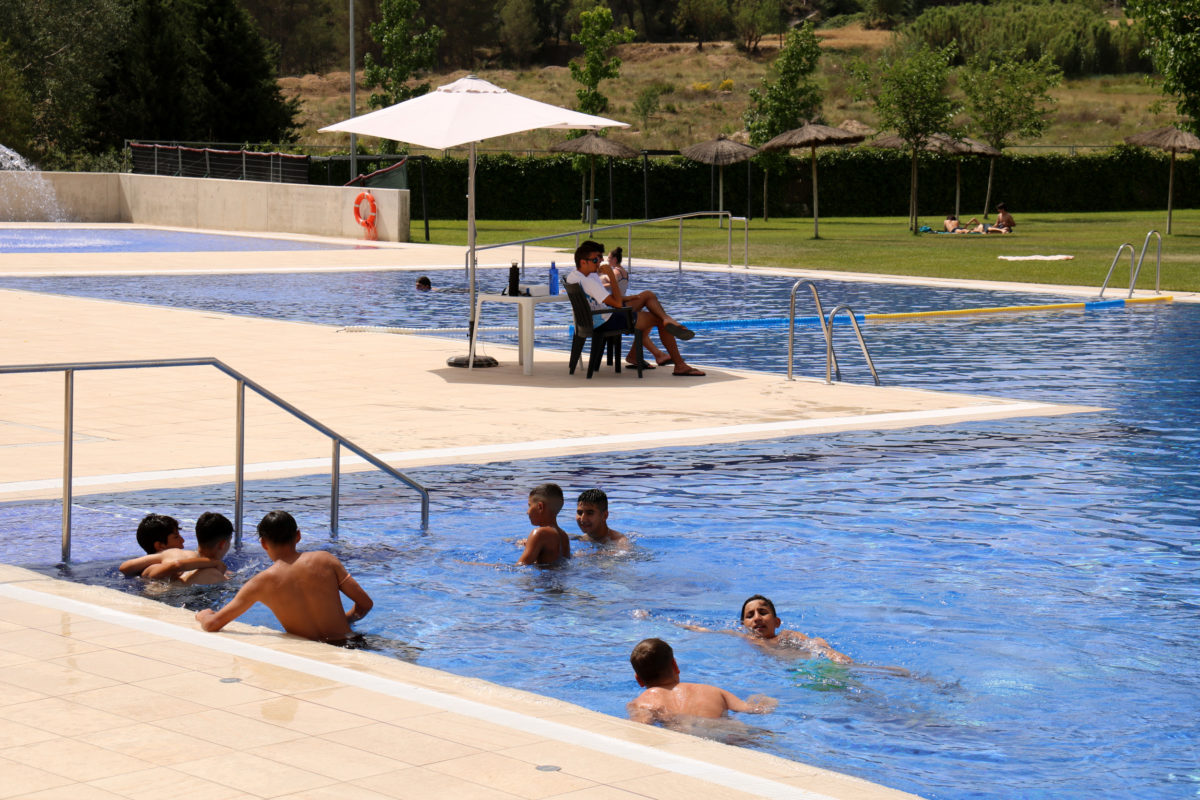 PIscina amb nens nedant