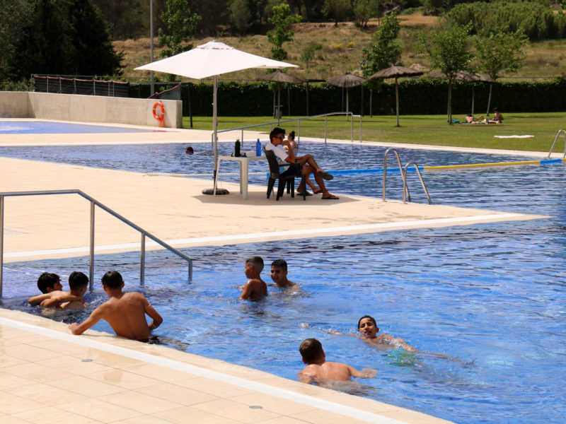 PIscina amb nens nedant