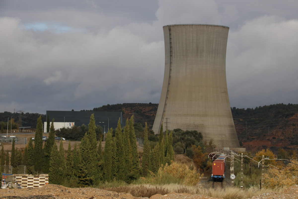 Xemeneia nuclear Ascó + tren de mercadies