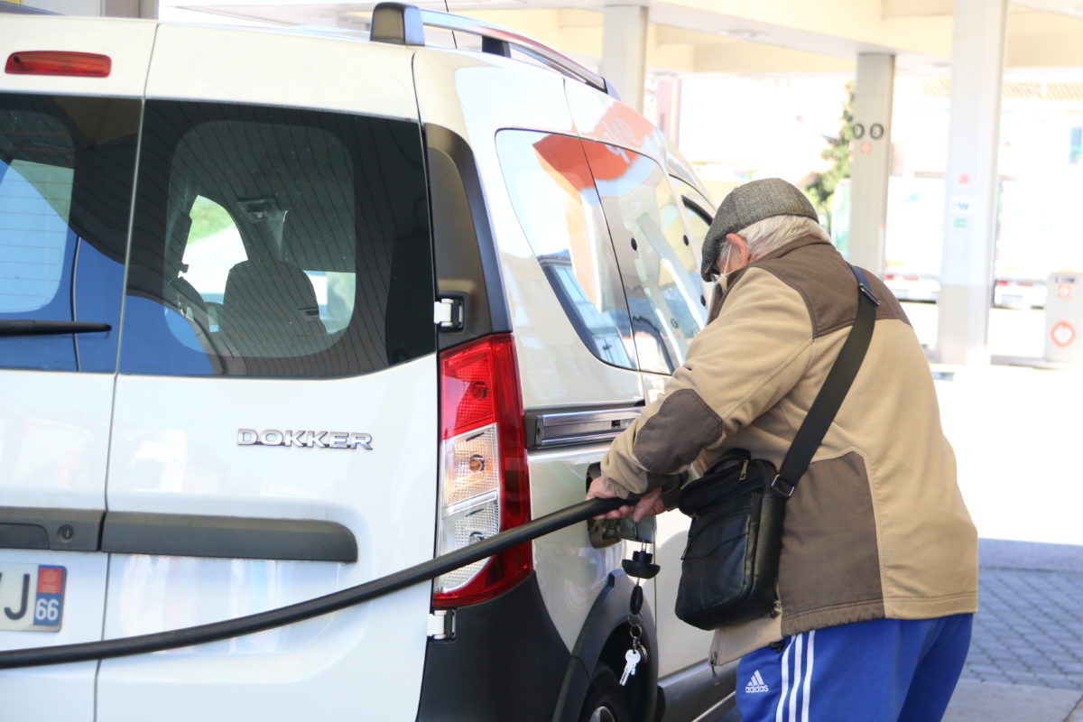 senyor repostant a una benzinera gasolina