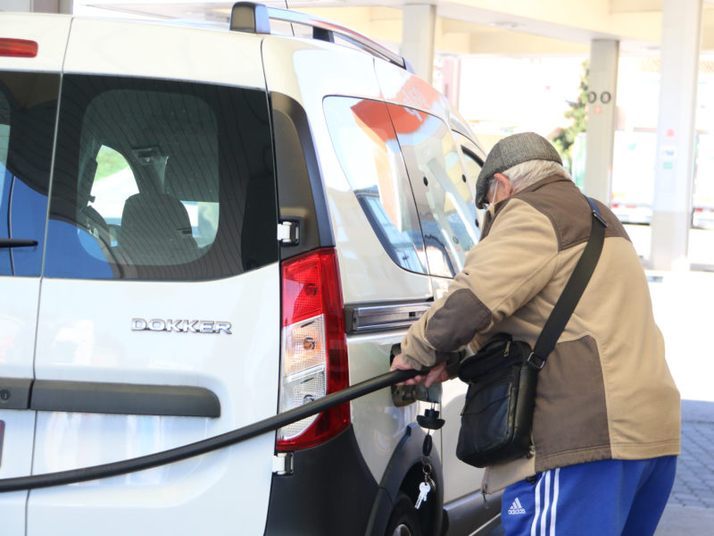 senyor repostant a una benzinera gasolina