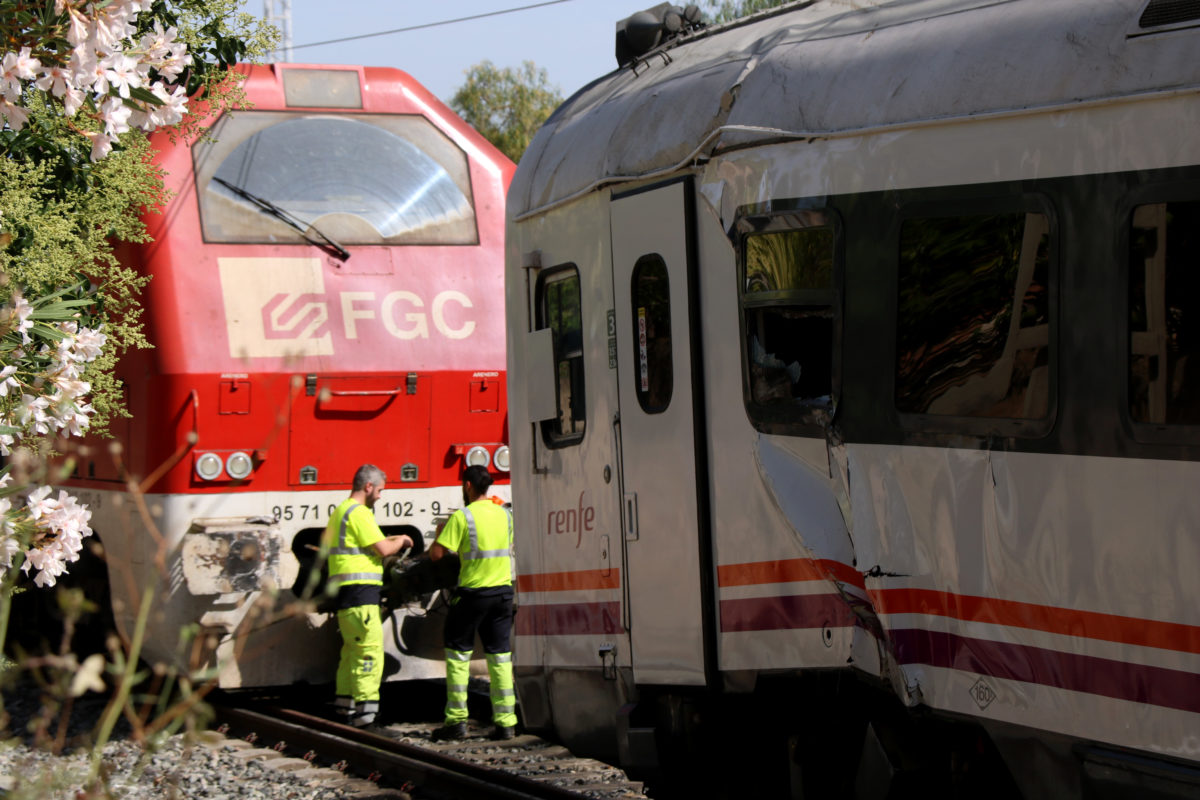 Operaris entre trens accidentats Vila-seca Renfe FGC