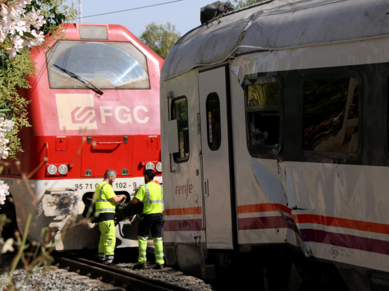 Operaris entre trens accidentats Vila-seca Renfe FGC