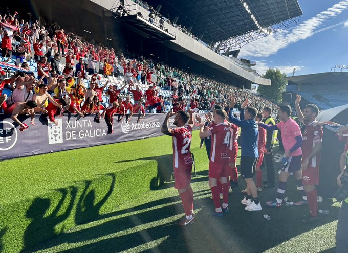 Jugadors i afició del Nàstic celebre a Balaídos