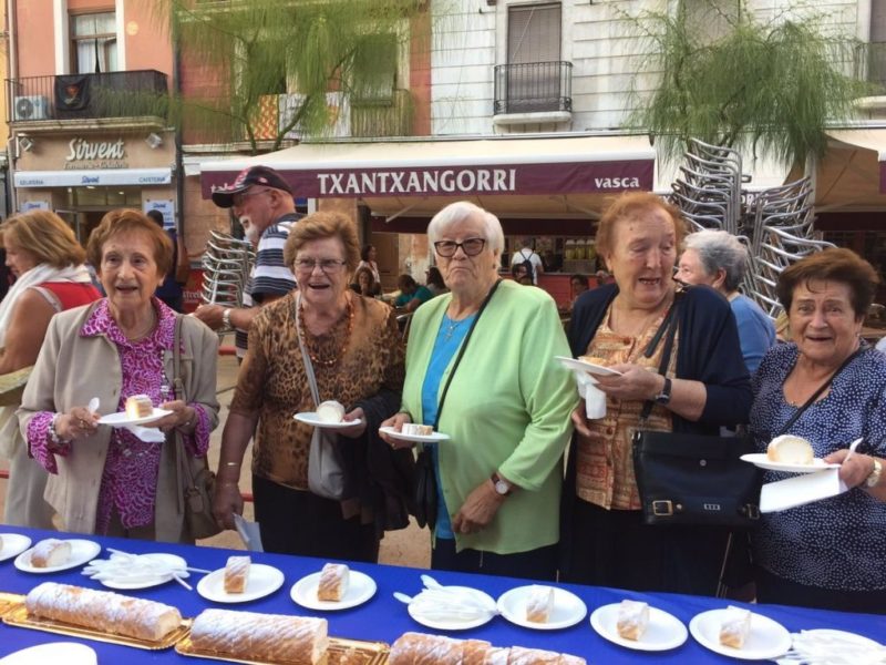 tarragonines degusten el pastís de Santa Tecla 2019