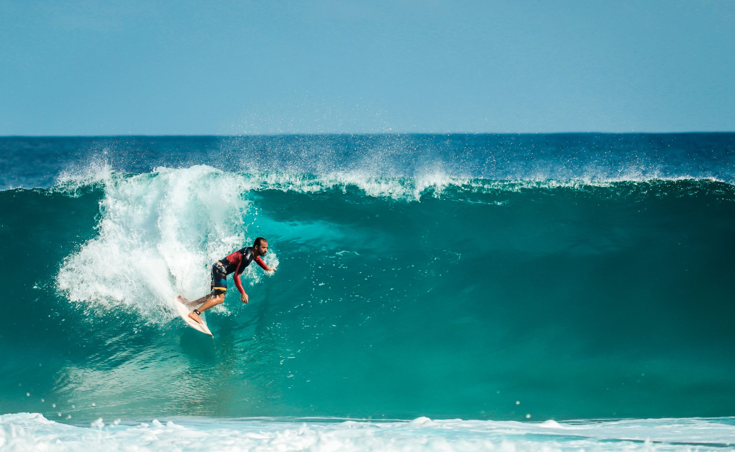 Surfista baixant una onada