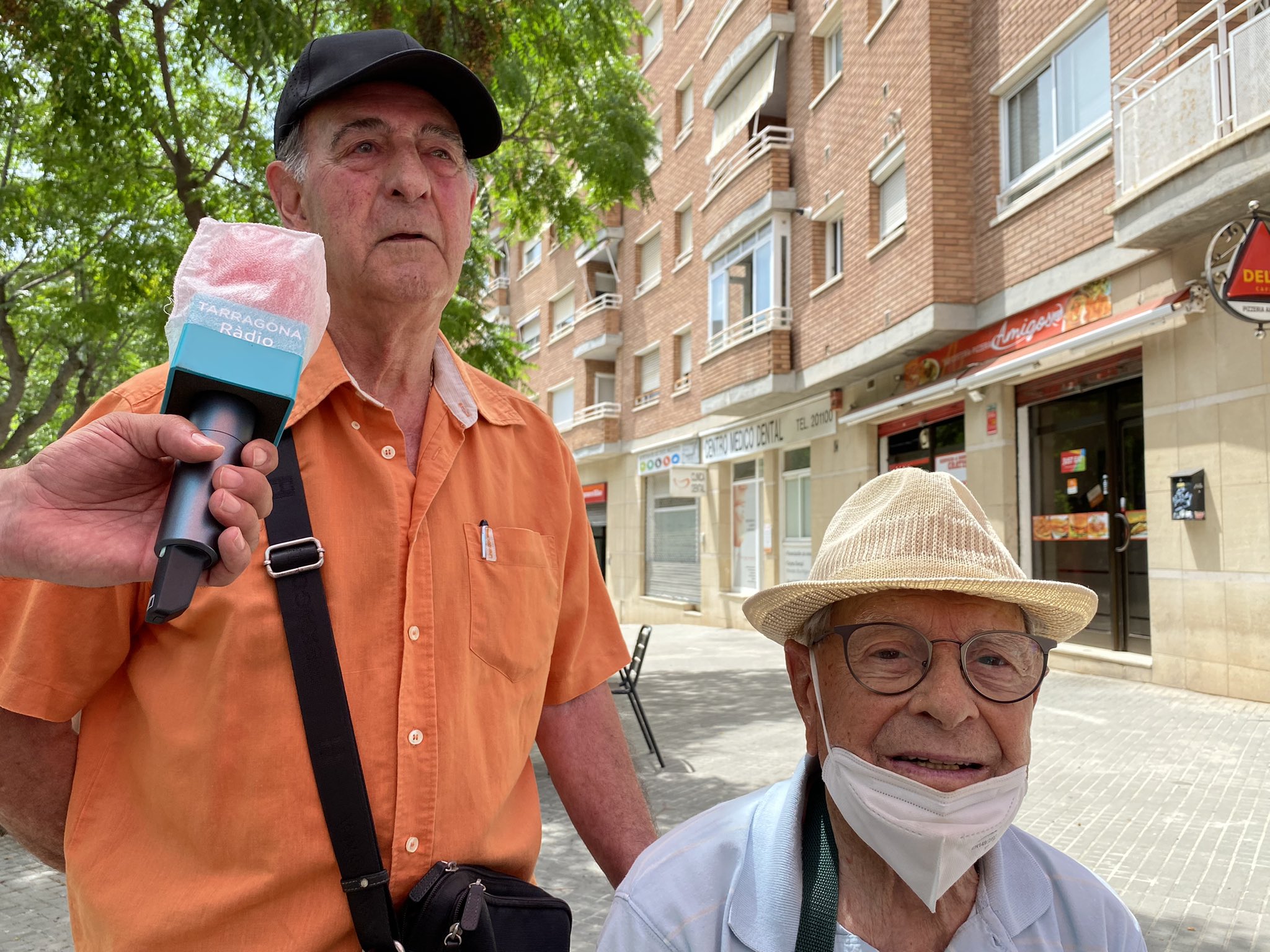 Membres de la junta de la primera cooperativa de Sant Pere i Sant Pau, el vicepresident, José Miguel Romero i el president, Albert Balcells.