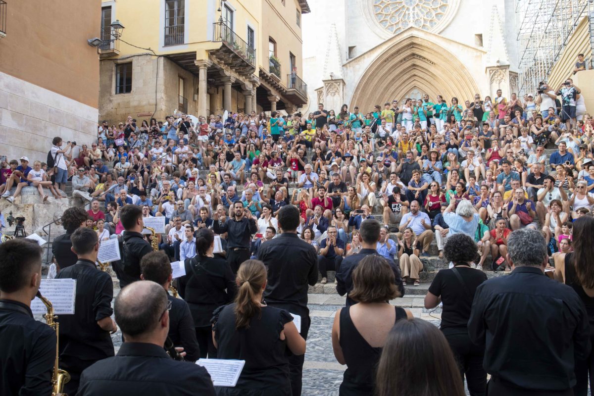 Presentació Tecla 700 amb BUMT a les escales de la Catedral