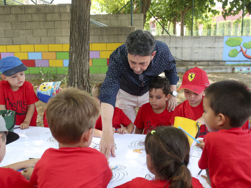 Manel Castaño visita el casal d'estiu amb nens 2022