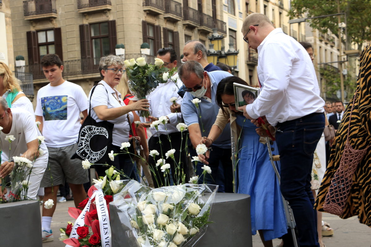 Víctimes del 17-A dipositen flors a la Rambla