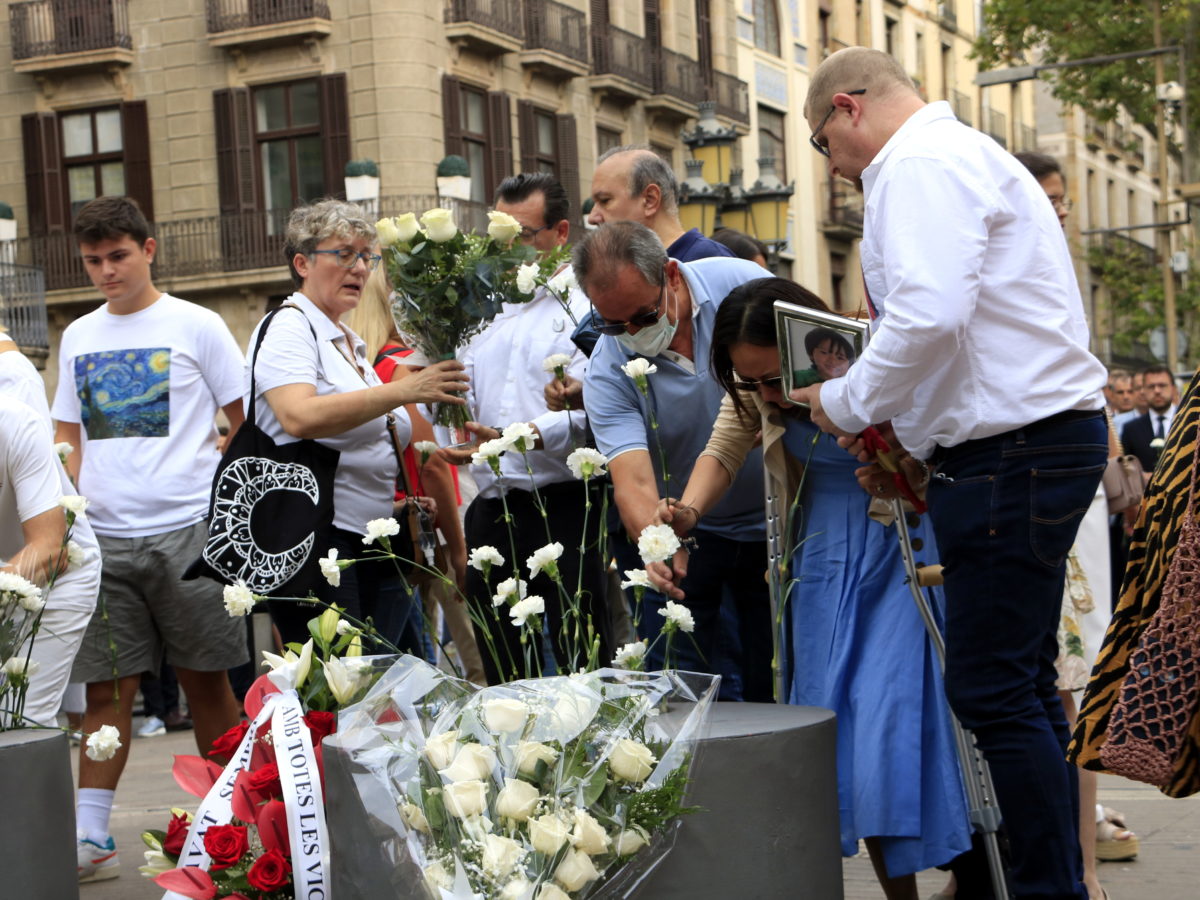 Víctimes del 17-A dipositen flors a la Rambla