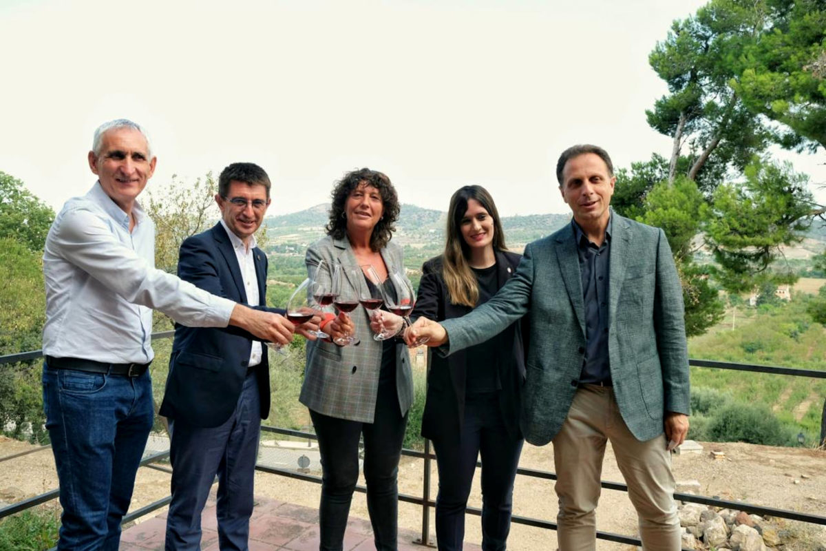 La consellera d'Acció Climàtica, Teresa Jordà, acompanyada de la directora de l'INCAVI, Alba Balcells, el director de l'IRTA, Josep Usall, el rector de la URV i president del VITEC, Josep Pallarès, en la signatura de l'Aliança i4vi, a Falset Data de publicació: dimecres 31 d’agost del 2022, 18:14 Localització: Falset Autor: Cedida Govern