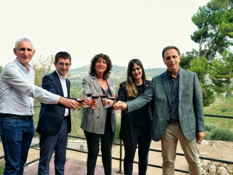 La consellera d'Acció Climàtica, Teresa Jordà, acompanyada de la directora de l'INCAVI, Alba Balcells, el director de l'IRTA, Josep Usall, el rector de la URV i president del VITEC, Josep Pallarès, en la signatura de l'Aliança i4vi, a Falset Data de publicació: dimecres 31 d’agost del 2022, 18:14 Localització: Falset Autor: Cedida Govern