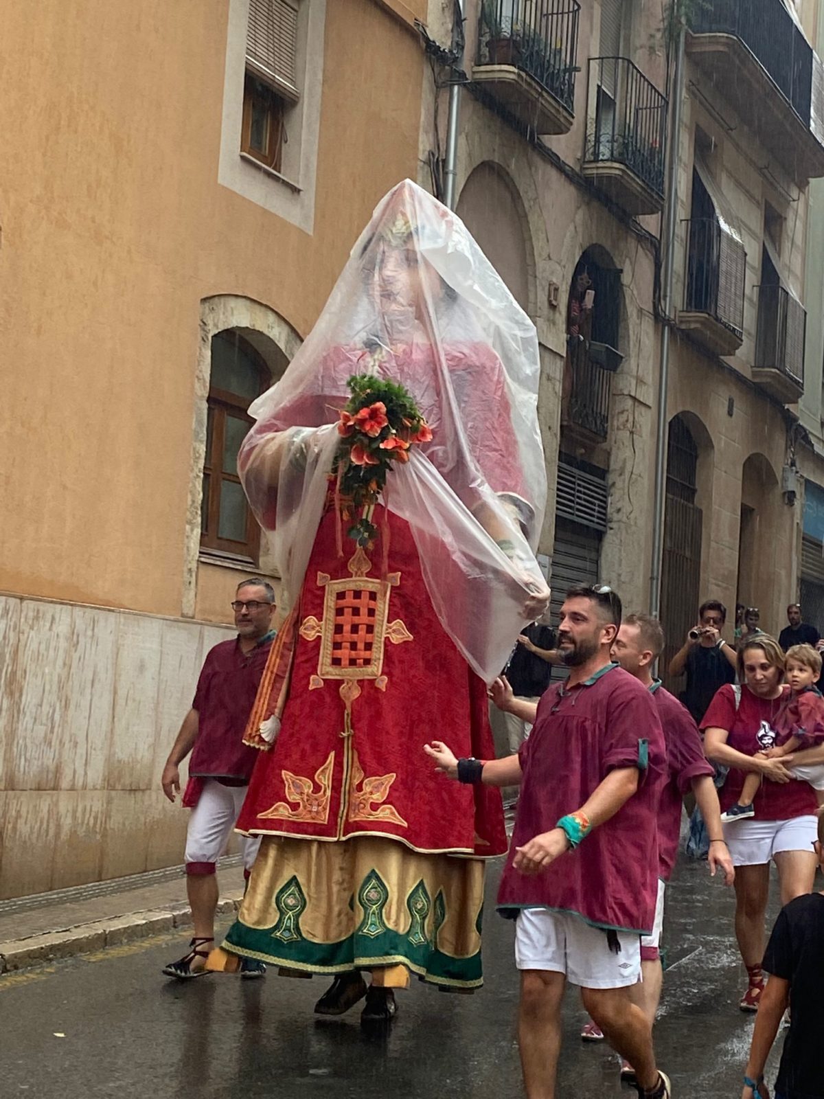 Els gegants vells tapats amb plàstics per la pluja de Sant Roc 2022