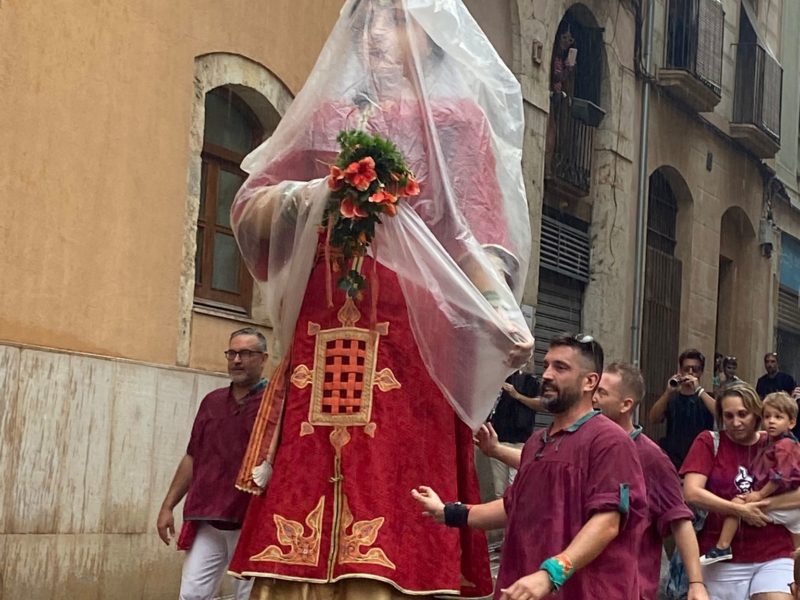 Els gegants vells tapats amb plàstics per la pluja de Sant Roc 2022