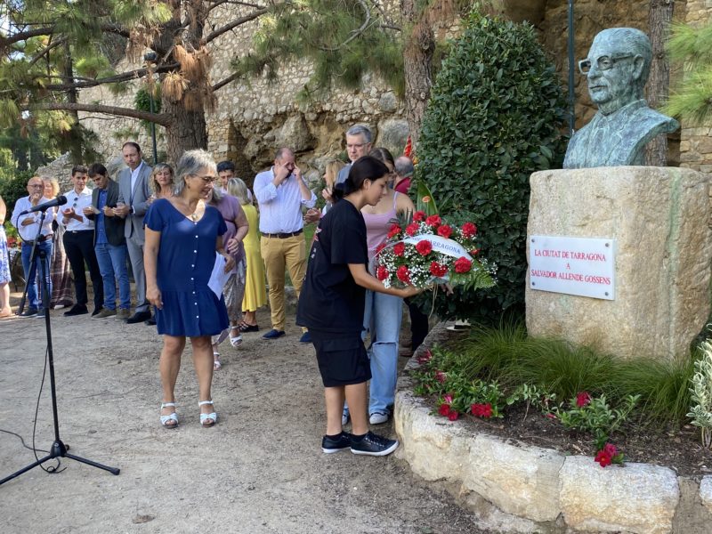 Ofrena floral al bust de Salvador Allende al Camp de Mart. 11 de setembre 2022