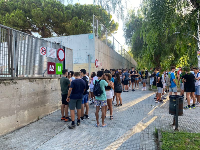 Alumnes de l'Institut Martí i Franquès a l'entrada del curs 22-23