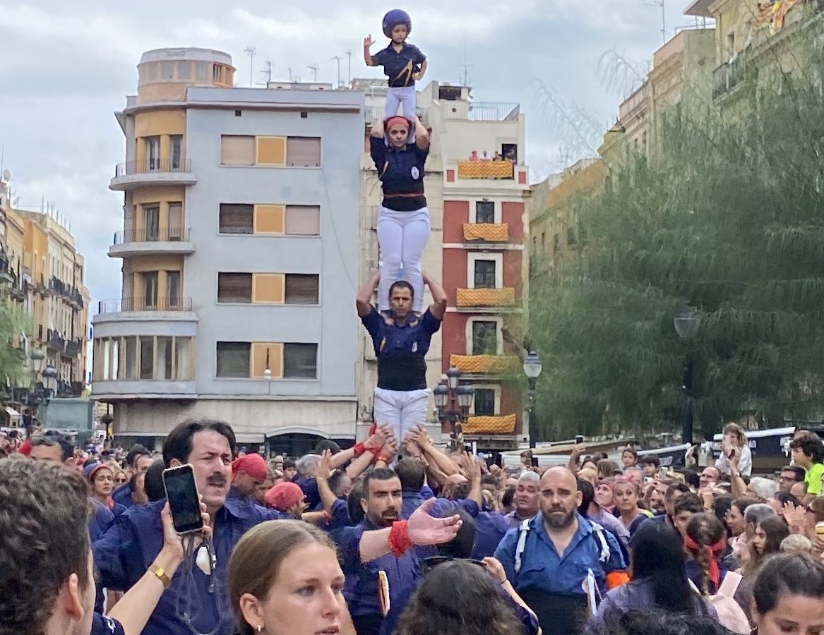 Pilar caminant dels Xiquets del Serrallo