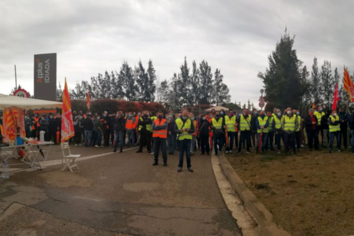 Pla general de centenars de treballadors d'Idiada Automotive protestant a les portes del centre de Santa Oliva durant la jornada de vaga del 26 d'abril del 2021 (horitzontal)