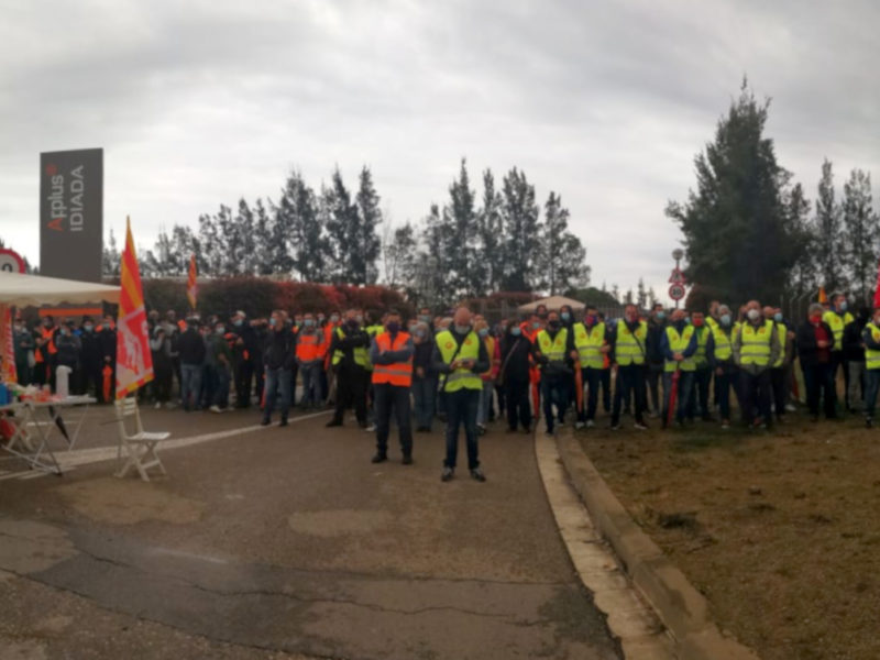 Pla general de centenars de treballadors d'Idiada Automotive protestant a les portes del centre de Santa Oliva durant la jornada de vaga del 26 d'abril del 2021 (horitzontal)