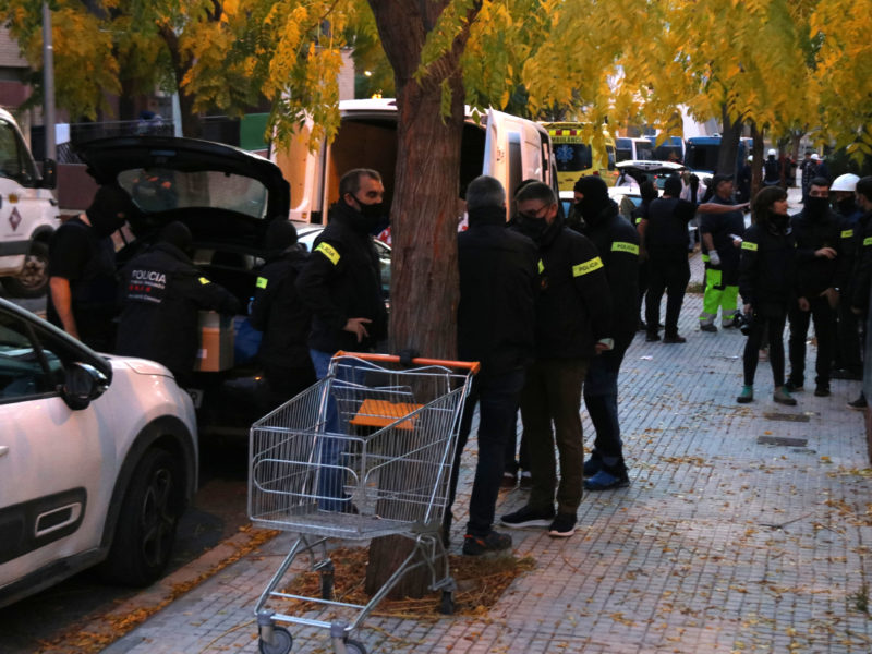 Efectius dels Mossos d'Esquadra durant l'operatiu antidrogues fet a primera hora d'aquest matí al municipi de Constantí Data de publicació: dimarts 15 de novembre del 2022, 08:51 Localització: Constantí Autor: Mar Rovira