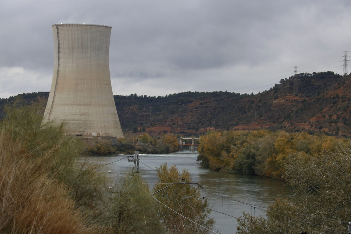 Pla general de la central nuclear d'Ascó, a la Ribera d'Ebre, i de la turbina de vapor arran de riu. Imatge del 25 de novembre del 2021. (Horitzontal)