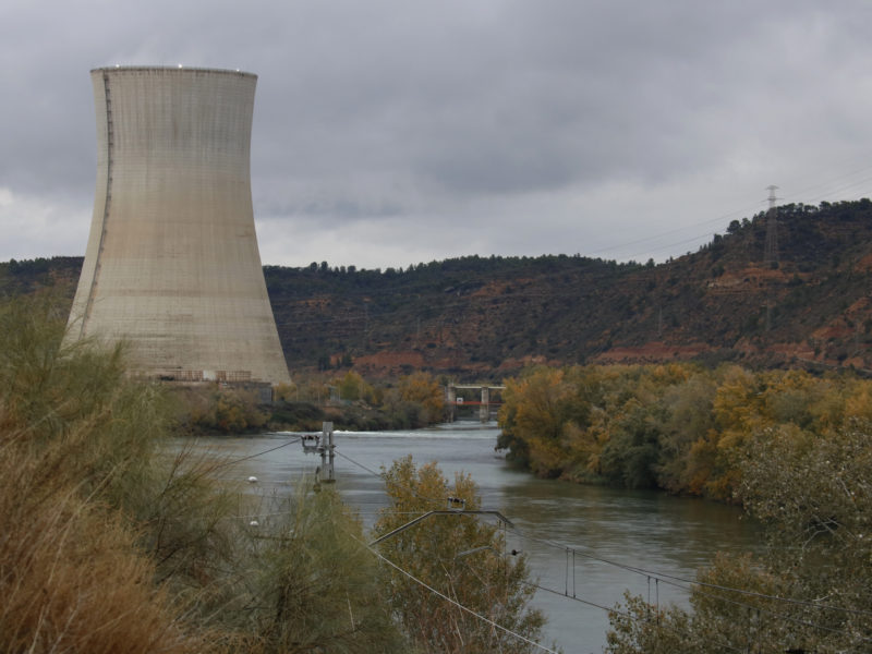 Pla general de la central nuclear d'Ascó, a la Ribera d'Ebre, i de la turbina de vapor arran de riu. Imatge del 25 de novembre del 2021. (Horitzontal)