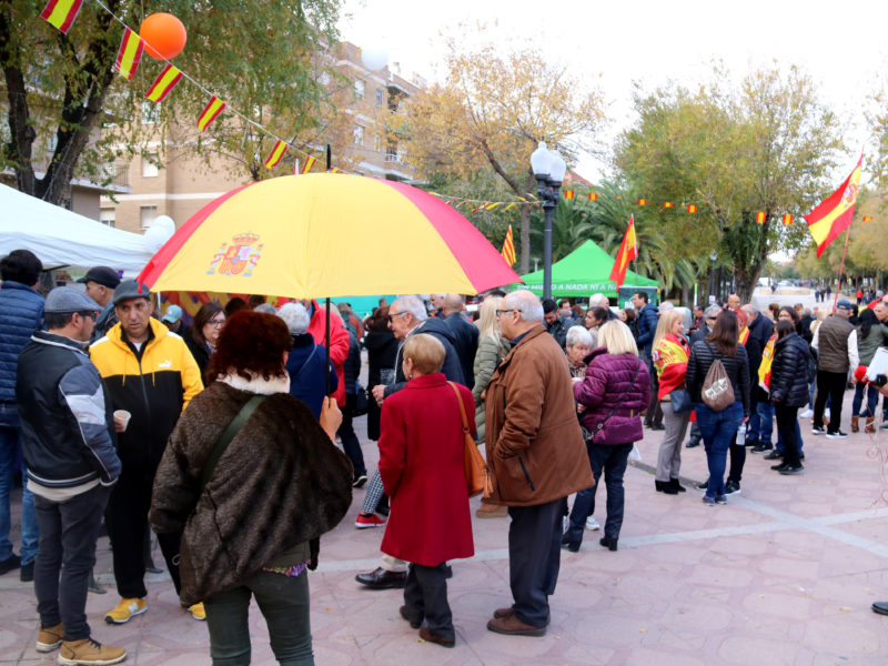 Persones concentrades a la plaça de la Constitució del barri de Bonavista de Tarragona, en la commemoració de la carta magna convocada per SCC.