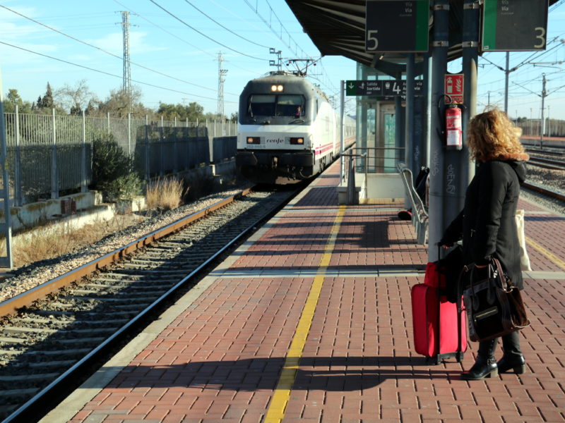 Pla general d'una viatgera esperant a l'andana de l'estació de l'Aldea-Tortosa-Amposta un dels Talgo que ha arribat amb retard. Imatge del 13 de gener del 2020 (horitzontal)