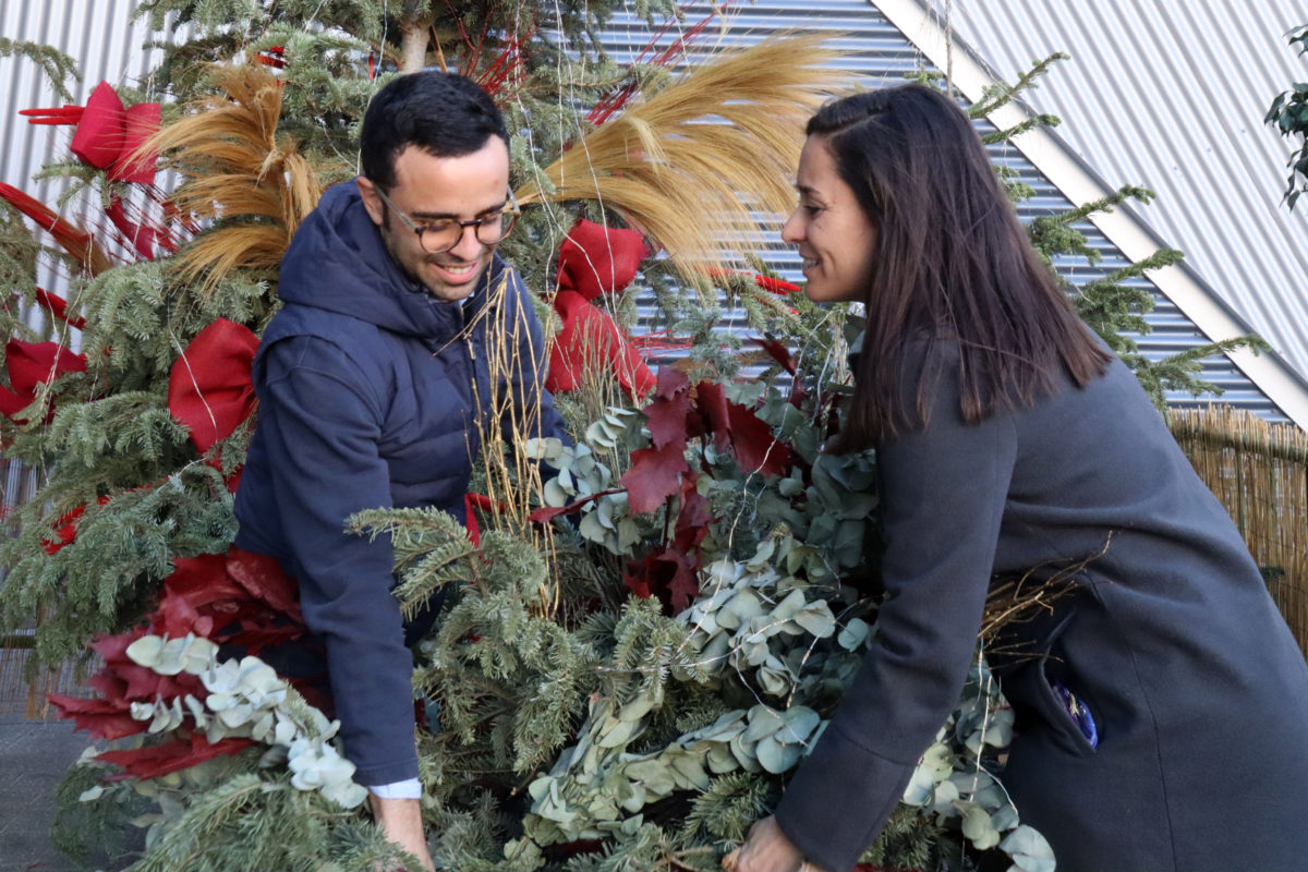 Dues persones col·locant el seu arbre de Nadal en la zona habilitada al Parc Central de Tarragona en el marc de la campanya 'Dona una segona vida al teu arbre' Data de publicació: dilluns 09 de gener del 2023, 13:54 Localització: Tarragona Autor: Neus Bertola