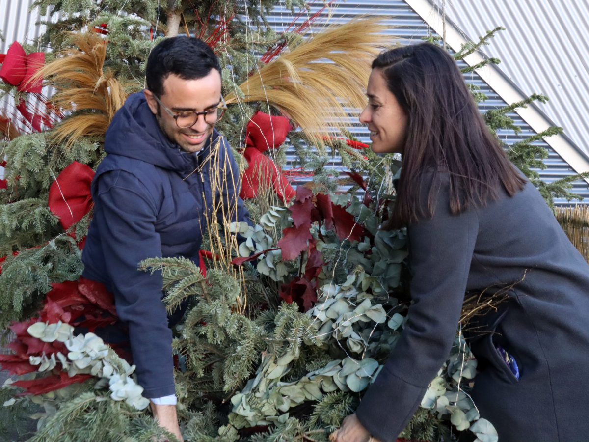 Dues persones col·locant el seu arbre de Nadal en la zona habilitada al Parc Central de Tarragona en el marc de la campanya 'Dona una segona vida al teu arbre' Data de publicació: dilluns 09 de gener del 2023, 13:54 Localització: Tarragona Autor: Neus Bertola