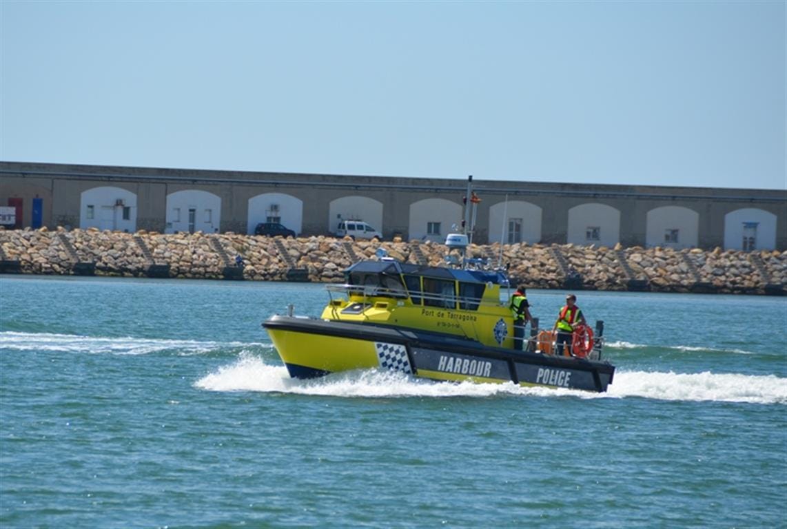 Embarcació vaixell policia portuària al port