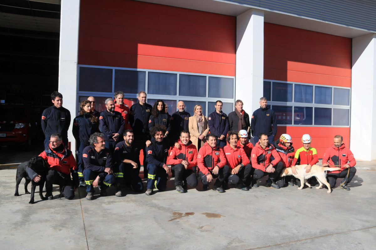 Els bombers del parc de Valls acompanyats del director general de Prevenció, Extinció d'Incendis i Salvaments, Joan Delort, i de l'alcaldessa de Valls, Dolors Farré, entre altres Data de publicació: dimarts 17 de gener del 2023, 15:24 Localització: Valls Autor: Neus Bertola