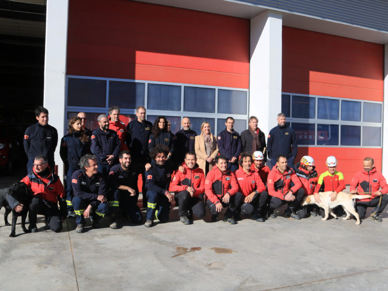 Els bombers del parc de Valls acompanyats del director general de Prevenció, Extinció d'Incendis i Salvaments, Joan Delort, i de l'alcaldessa de Valls, Dolors Farré, entre altres Data de publicació: dimarts 17 de gener del 2023, 15:24 Localització: Valls Autor: Neus Bertola