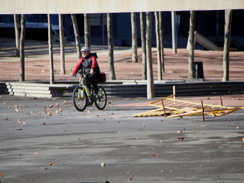 Ciclista amb tanques caigudes per vent