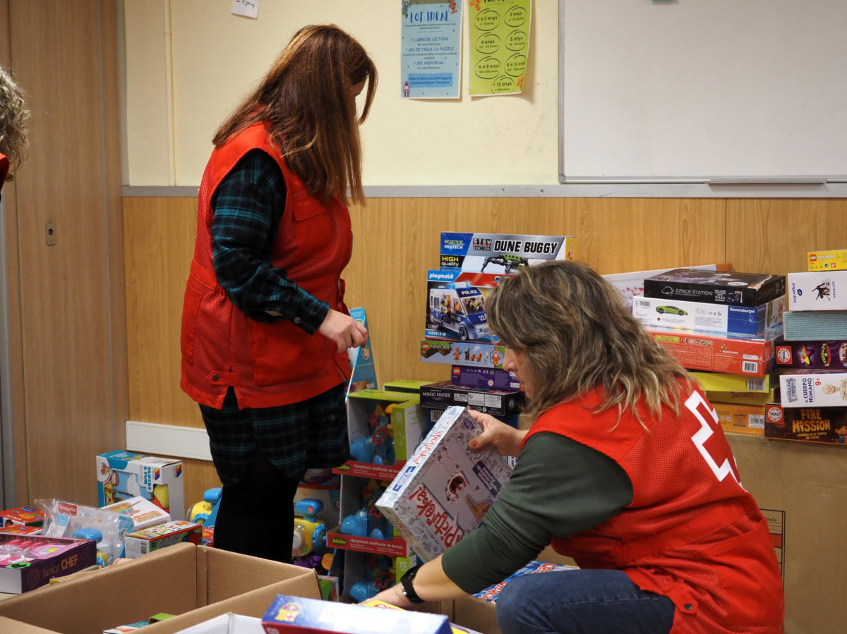 Voluntàries de Creu Roja endreçant les joguines de la campanya solidària de Nadal Data de publicació: dimecres 04 de gener del 2023, 17:25 Localització: Tarragona / Tortosa Autor: Cedida a ACN/Creu Roja