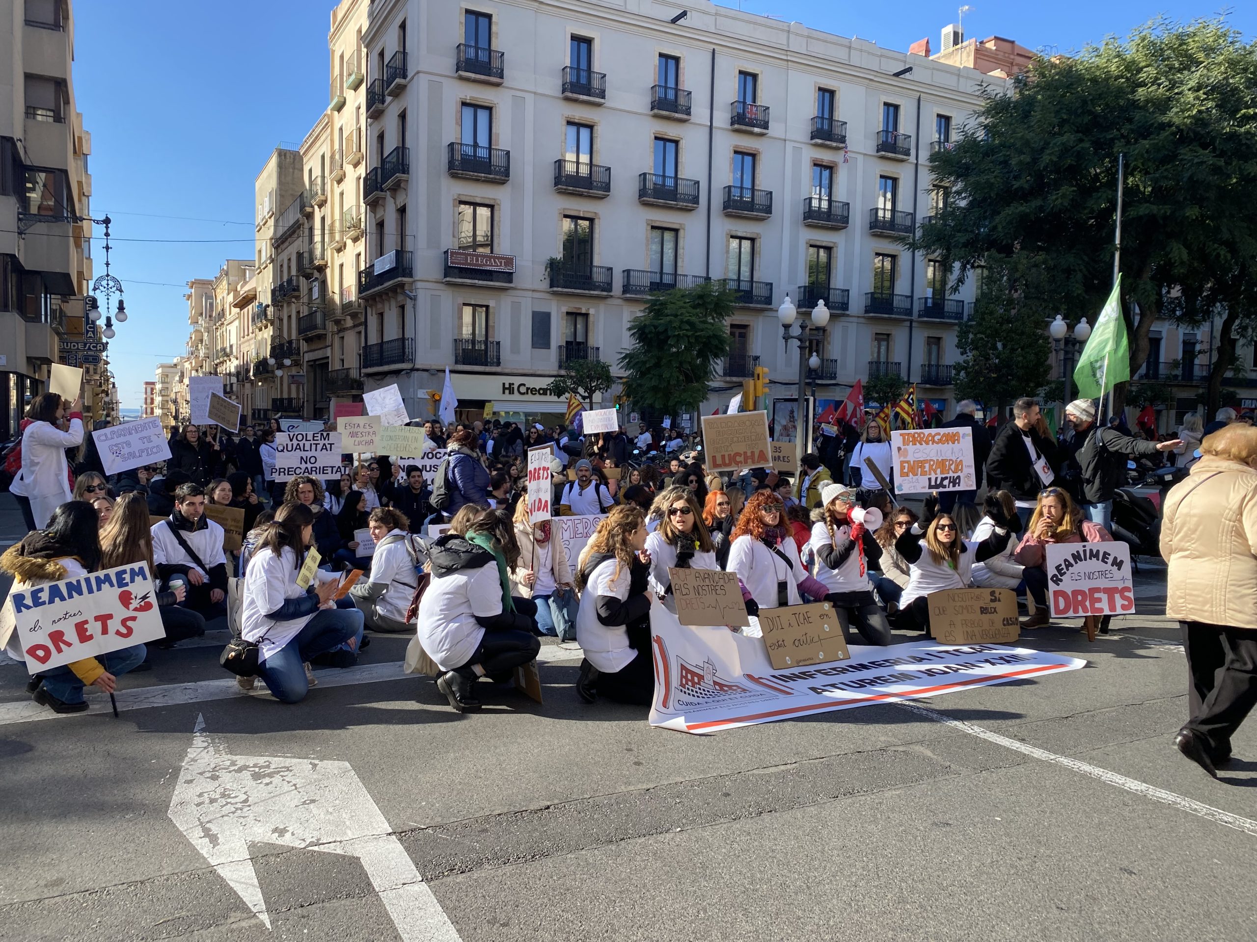 Manifestació per la defensa de la sanitat i l'educació.  Infermeres i TCAI de Joan XXIII 26 de gener 2023.