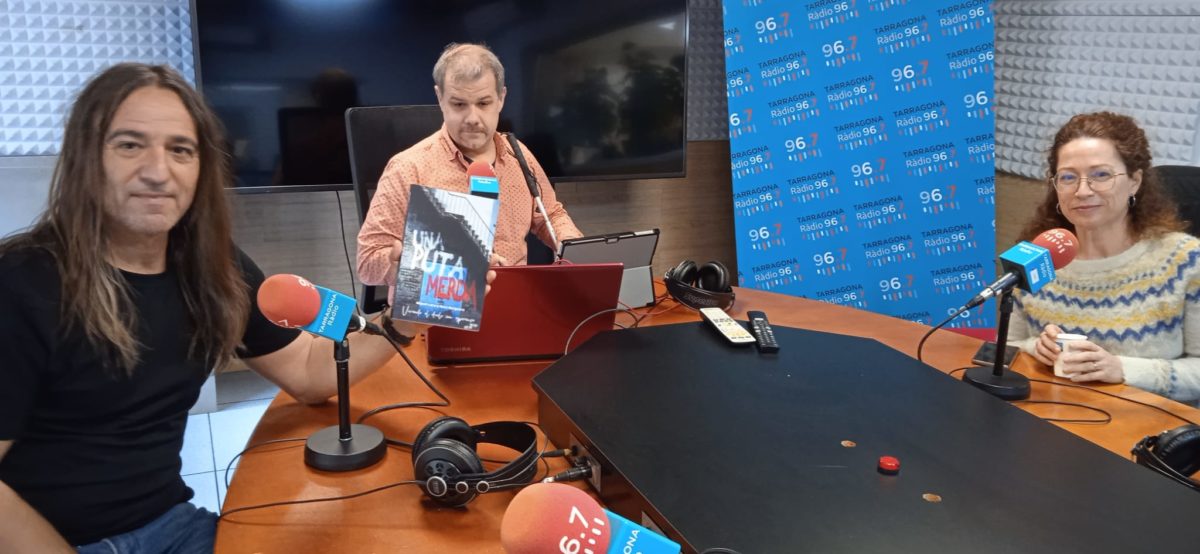 Foto de miguel lara, Rosa burguera i miguel González als estudis de Tarragona Ràdio. Foto: Tere ortega