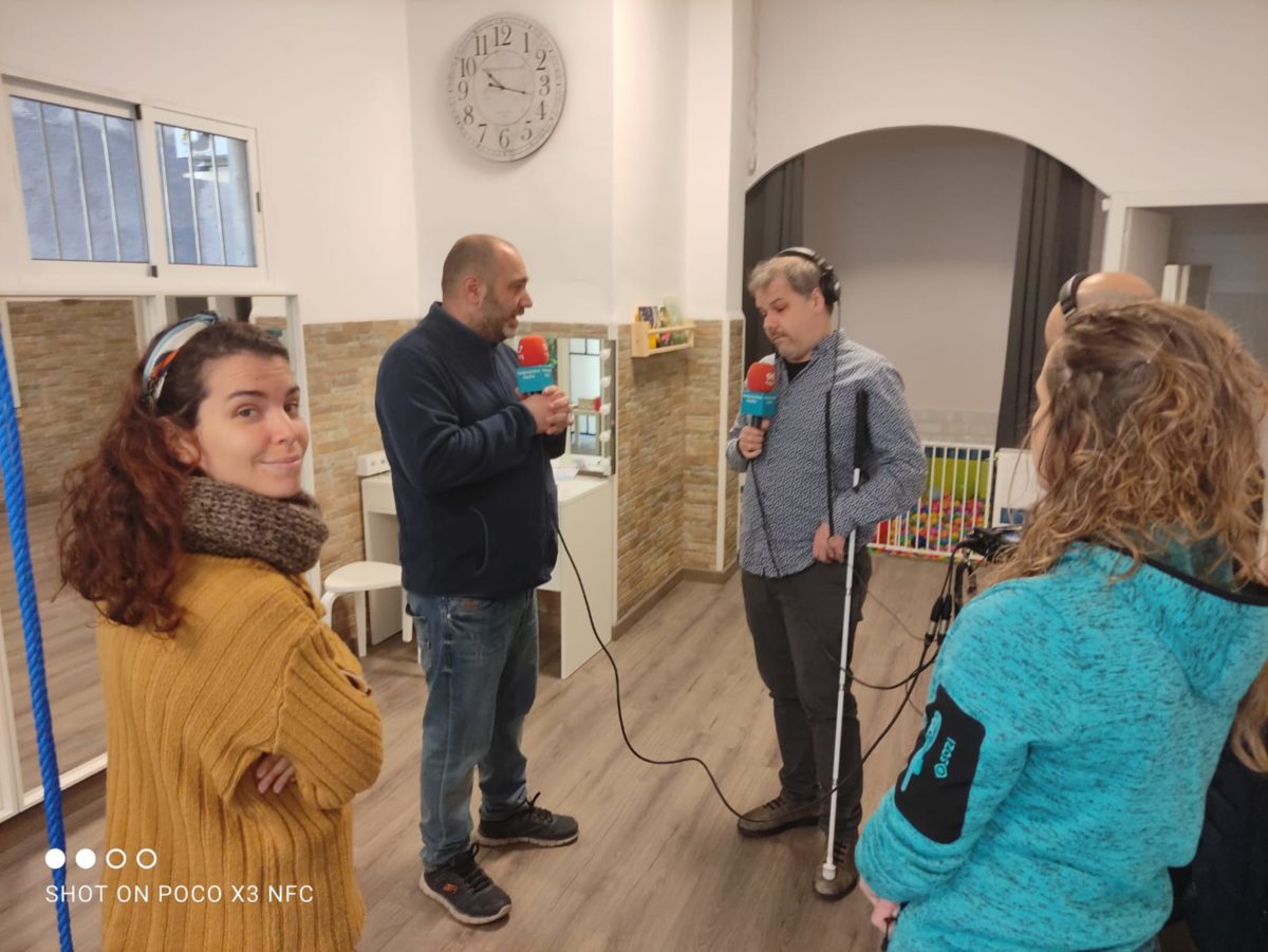 Imatge del programa en directe des del nou local de Todos en Azul on hi apareixen Juanjo Caravaca, Ruth Pardo, Raquel barbier, Miguel González i Joan Maria Bertran