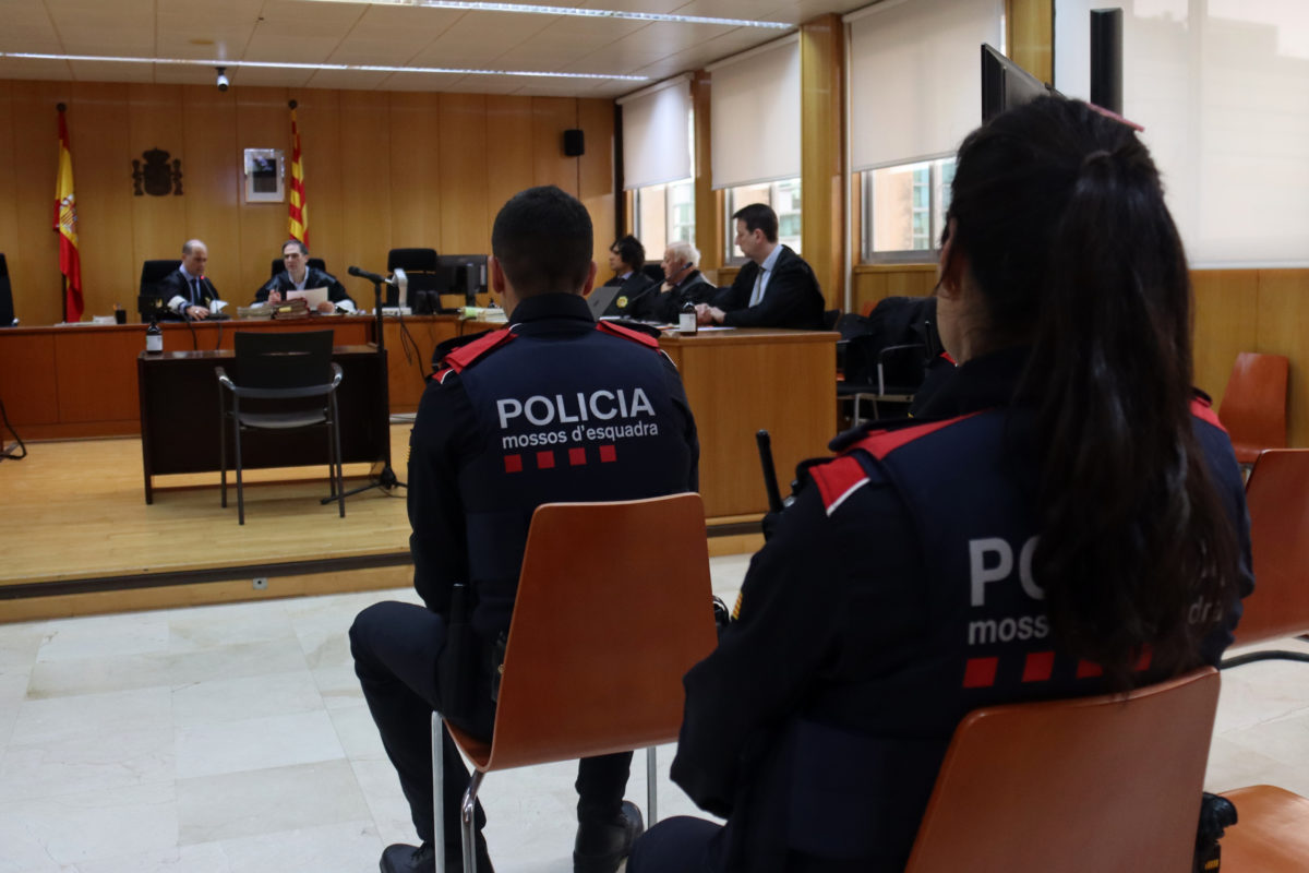 Parella de Mossos al jutjat