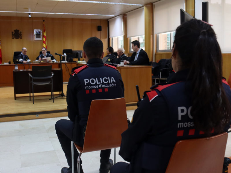 Parella de Mossos al jutjat