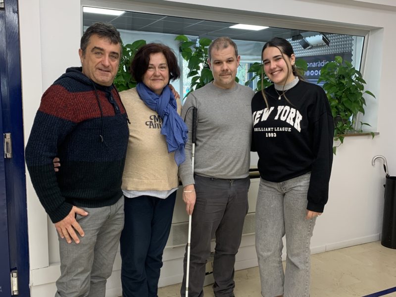 Fotografia de l'Andrea luque amb la seva mare Eva, el seu pare Andreu i el Miguel González als estudis de Tarragona Ràdio