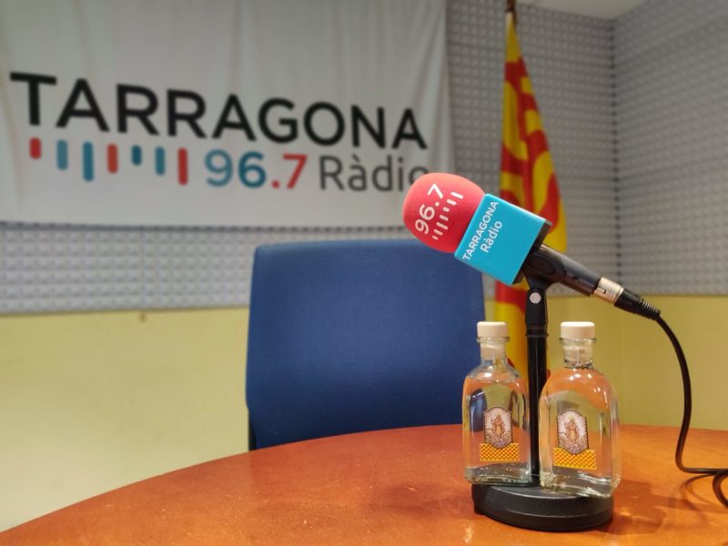 micròfon tarragona ràdio a l'estudi ab aigua de Sant Magí