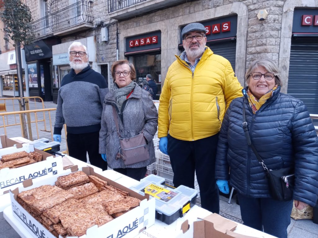 Colla la Bóta venent coca de llardons