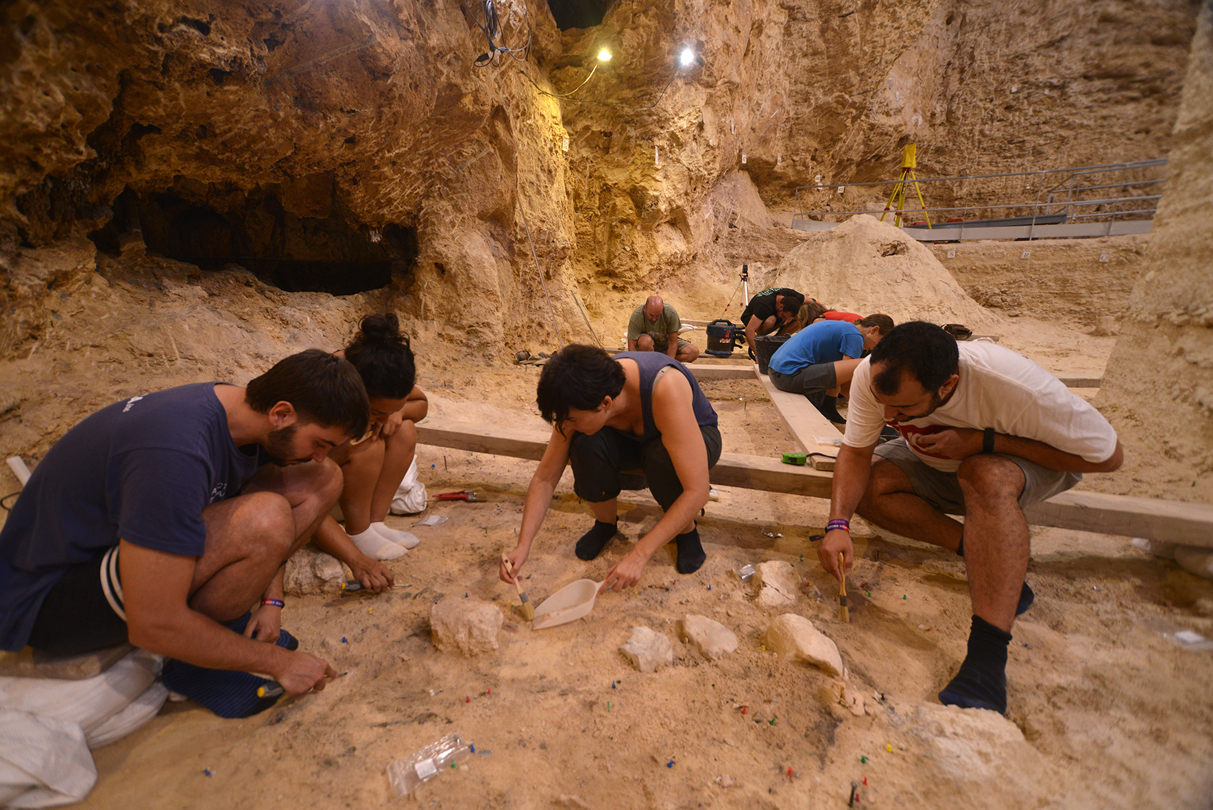 Excavació de la zona on ha aparegut el Neandertal de l’Abric Romaní. Foto: Gerard Campeny / IPHES-CERCA